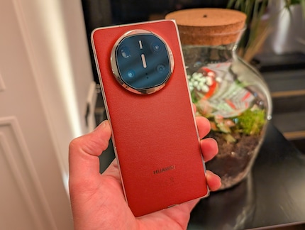 Il Mate X6 è disponibile in rosso e nero.