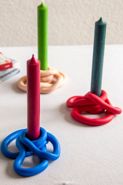 I colori ricchi di Fimo si integrano perfettamente con le candele colorate.
