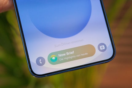 La Now Bar si riempie di contenuti solo quando lo smartphone viene utilizzato.