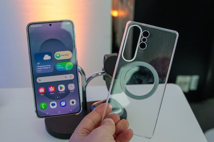 Con la giusta custodia, il Galaxy S25 aderisce magneticamente alle stazioni di ricarica.