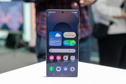 Il display del Galaxy S25 Ultra è leggermente più grande del suo predecessore grazie alla cornice più piccola, senza che lo smartphone diventi più grande.