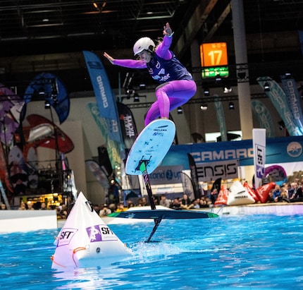 La campionessa di pump foil indoor Sarah Spalinger mostra le sue abilità al salone nautico di Düsseldorf.
