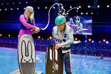 Un motivo per festeggiare: Sarah Spalinger vince la prima Coppa del Mondo di pump foil indoor seguita da Viola Lippitsch.