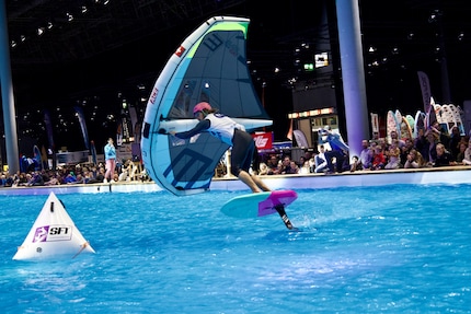 È difficile da immaginare, ma grazie alle turbine eoliche, è stato possibile fare il wing foil anche in piscina.