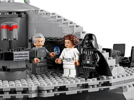 Una scena del set 75159 della Morte Nera Lego Star Wars: Darth Vader, la Principessa Leia e il Grand Moff Tarkin nell'iconica sala di controllo.