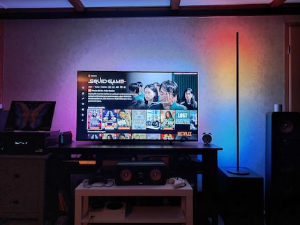 Con il TV Ambilight, l'illuminazione aggiuntiva accanto è un po' superflua.