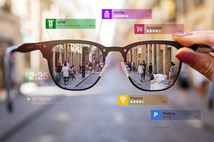 Con gli occhiali AR, ad esempio, puoi ricevere informazioni virtuali mentre cammini per la città.