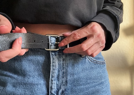 ... chiudi il bottone e allaccia la cintura come di consueto.
