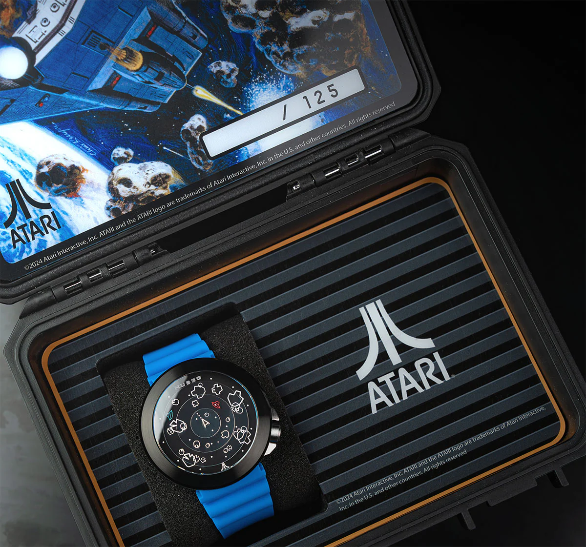 L'orologio è dotato di una custodia protettiva che ricorda l'Atari VCS.