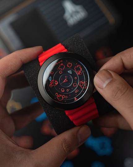 A sinistra l'orologio con cinturino arancione (Plasma Pumpkin), a destra Supernova Red.