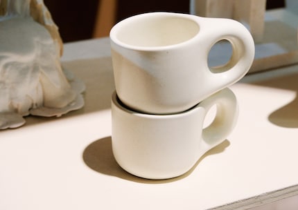 Alla designer interessa sapere che sensazione provi al mattino quando bevi il tè o il caffè da quella tazza, sia visivamente che sensorialmente.