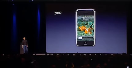 Steve Jobs con la sua opera magna, il primo iPhone.