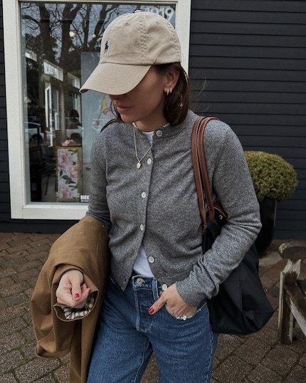 Il classico look Gen Y: cardigan sopra una maglietta.