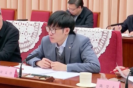 Una delle uniche immagini di Liang Wenfeng proviene dalla televisione di Stato cinese.