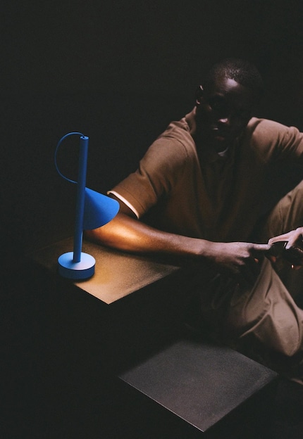 Tsumiki è una lampada design portatile dotata di un aggancio magnetico...
