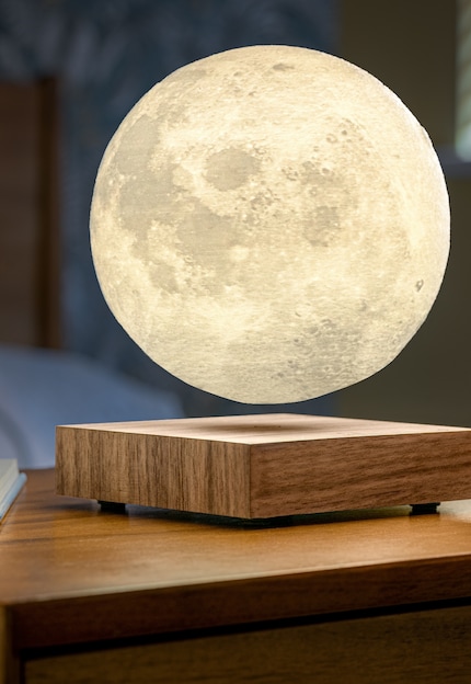 La luna a portata di mano: la sfera fluttua e ruota sulla base in legno proprio come la sua controparte reale nel cielo.