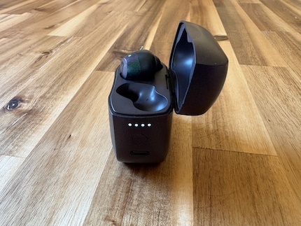 Sul lato sono presenti quattro LED che indicano lo stato della batteria e della connessione.