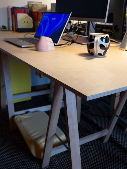 Two fixed trestles, a support post, a table top and a footrest – all the ingredients you need for back pain. 