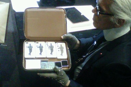 Karl Lagerfeld aveva sempre con sé una sorta di valigetta mediatica quando viaggiava.