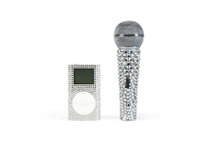 Un iPod Classic decorato con pietre preziose della collezione di Karl Lagerfeld.