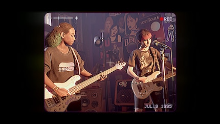 Autumn e Nora suonano insieme in una band.