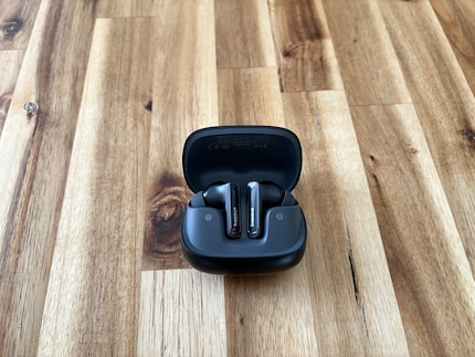 Gli auricolari vengono inseriti nel guscio tramite magneti.