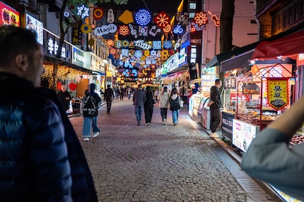 Hustle and bustle at night in Ningbo, China – taken with the 32 mm lens (f.2.8 / 1/100 / ISO 1000)