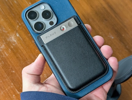 With the included MagSafe leather case, you can attach the gadget directly to your smartphone.