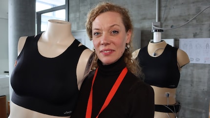 La fondatrice Claudia Glass con i primi modelli dell'innovativo reggiseno sportivo.