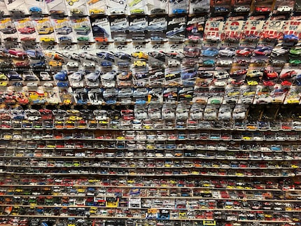 Ha trasformato la sua vecchia cameretta in una stanza per la collezione di Hot Wheels.