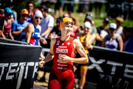 L'atleta professionista Anna Zehnder corre con un reggiseno Swijin.
