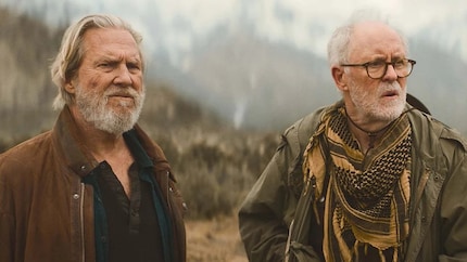John Lithgow (a destra) accanto a Jeff Bridges (a sinistra) in «The Old Man».