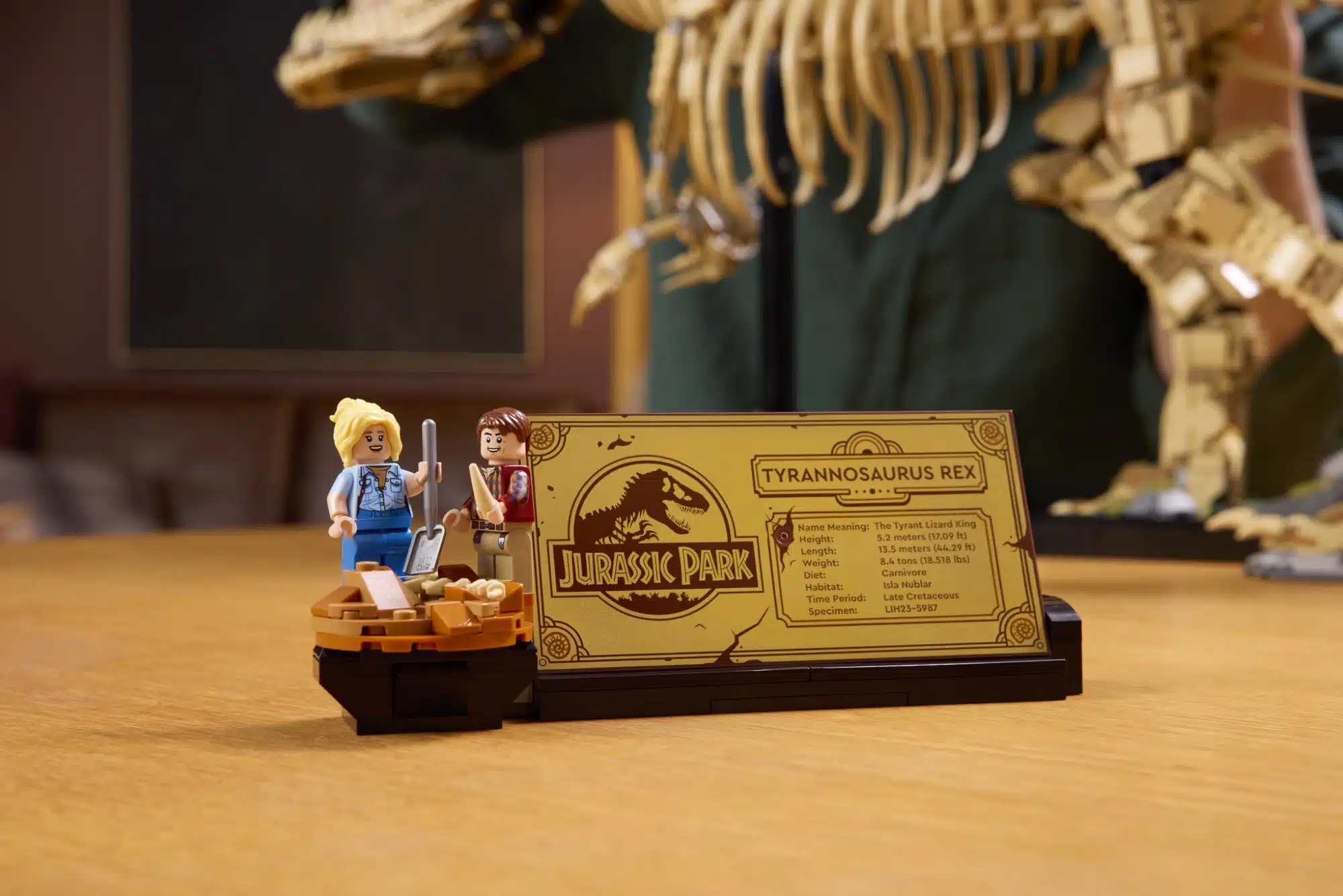 I due mini-personaggi Dr Ellie Sattler e Dr Alan Grant sono un simpatico extra. Alan Grant sono un simpatico extra allo scheletro di dinosauro.
