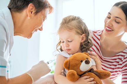 Un sorriso raggiante, un bambino profondamente rilassato: solo il database delle immagini ha un argomento così da libro di immagini sulla vaccinazione.
