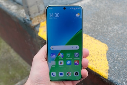 I bordi sottili intorno al display contribuiscono a rendere lo Xiaomi 15 maneggevole.