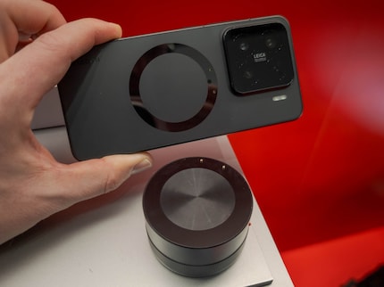 L'anello magnetico sostiene la fotocamera e i due pin trasmettono alimentazione e dati.