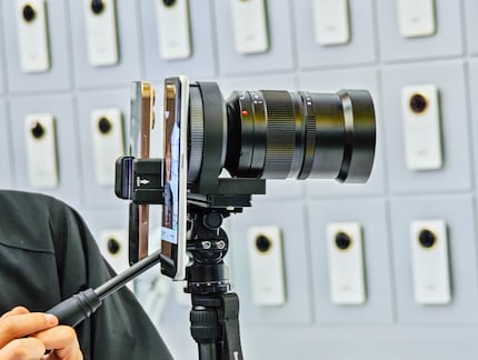 Passare a un obiettivo diverso funziona proprio come con una fotocamera reflex.