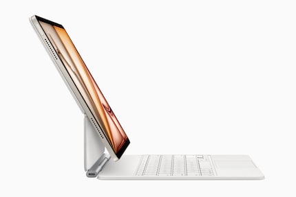 La nuova Magic Keyboard per iPad Air ha un trackpad e tasti funzione più grandi.
