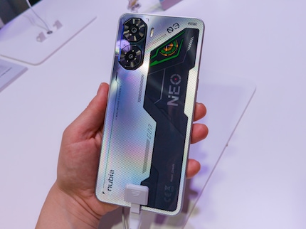 Mi piace la versione futuristica dello smartphone da gioco con elementi in argento.