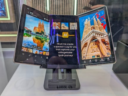 Double-folding display concept Flex G from Samsung Display.