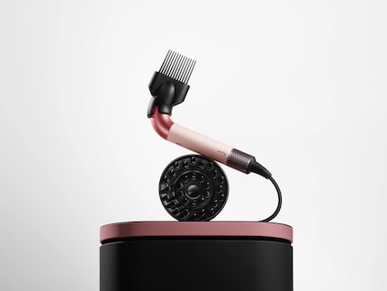 Comb and diffuser attachments: suitable for curly and frizzy hair.