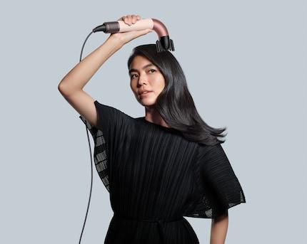 The smoothing nozzle is designed to tame frizz and smooth the hair.