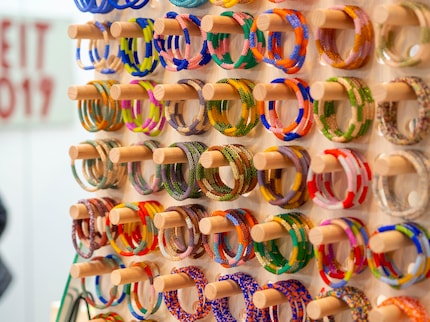 Braccialetti e portachiavi.