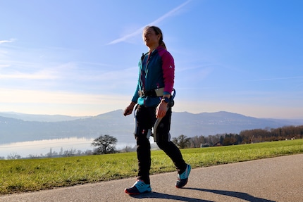 Durante la mia prima passeggiata con le gambe controllate dall'IA ho fatto circa 10 000 passi e 200 metri di dislivello.
