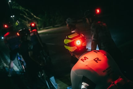 Casco da bicicletta con luce posteriore.