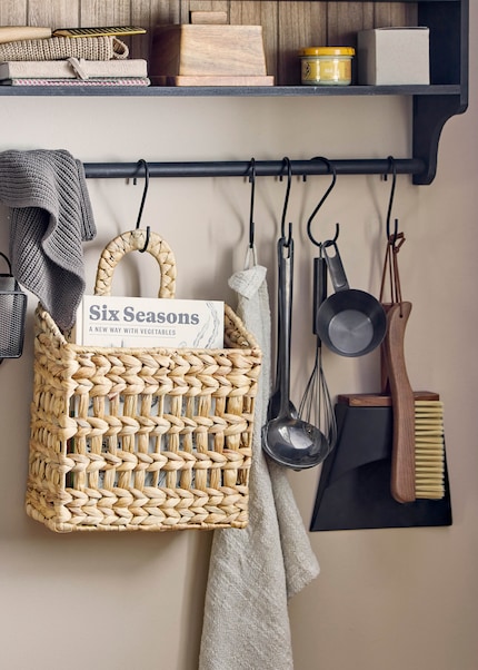Libri di cucina, mestoli vari e scopini: c'è posto per tutto.
