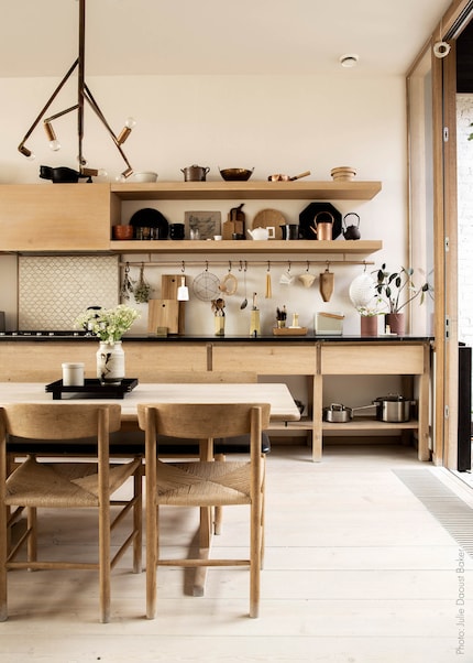 Una barra a muro della stessa lunghezza del mobile della cucina ti fa organizzare al meglio lo spazio, creando un design armonioso e funzionale.