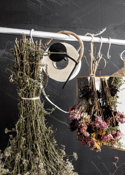 Un mazzo di fiori secchi aggiunge un tocco di colore.
