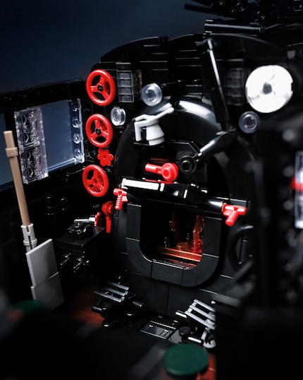 Il modello Bluebrixx presenta un cockpit dettagliato con comandi realistici e un focolare.