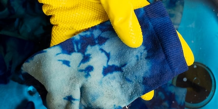 Con il metodo tie dye emergono motivi inaspettati.
